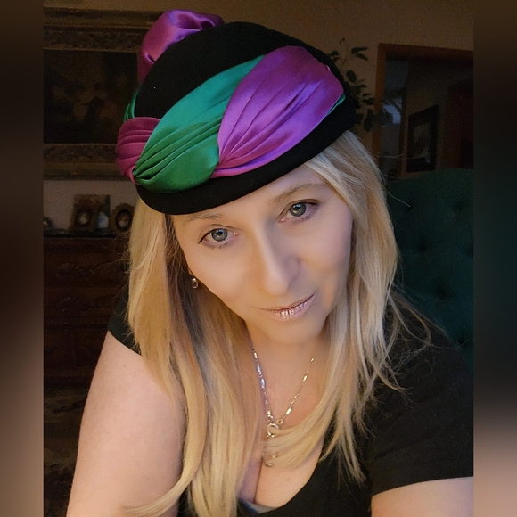 Anita Pineault Vintage 1960s Wool Cocktail Hat Black with Pink & Green Satin - Picture 4 of 6